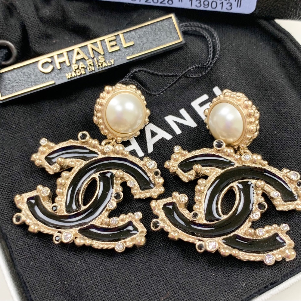CHANEL Gold Vintage Style CC Logo earrings - Picture 2 of 8